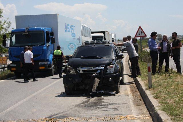 Manavgat’ta kamyonetler kafa kafaya çarpıştı:1 yaralı