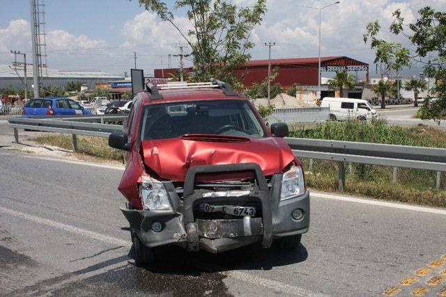 Manavgat’ta kamyonetler kafa kafaya çarpıştı:1 yaralı