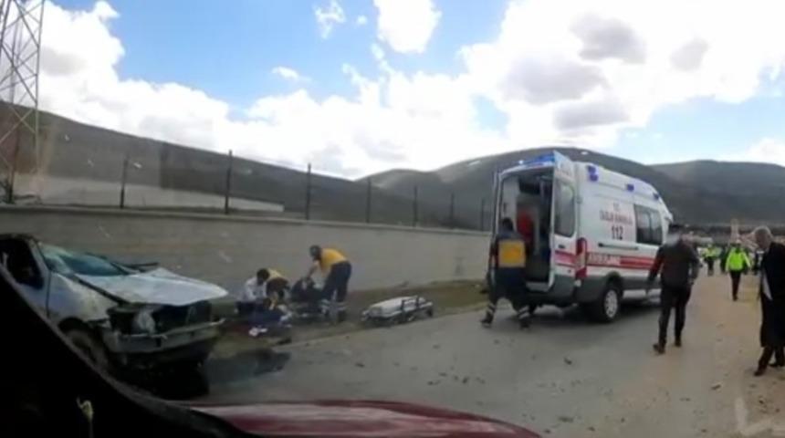 Bayburt&rsquo;ta takla atan otomobilde sıkışan s&uuml;r&uuml;c&uuml; kurtarıldı