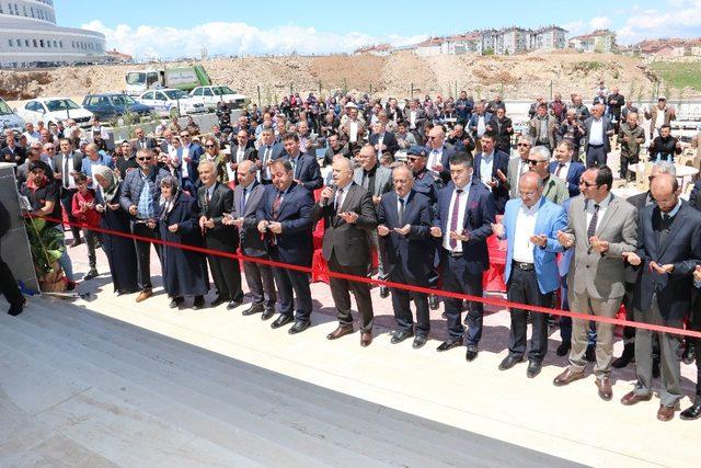 Beyşehir’de hayırsever ailenin yaptırdığı cami dualarla ibadete açıldı