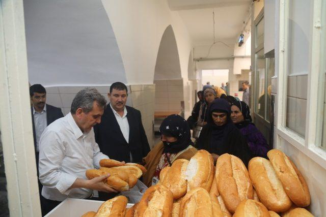 Beyazgül aşevinde ihtiyaç sahiplerine yemek dağıttı