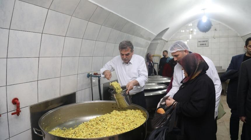Beyazg&uuml;l aşevinde ihtiya&ccedil; sahiplerine yemek dağıttı
