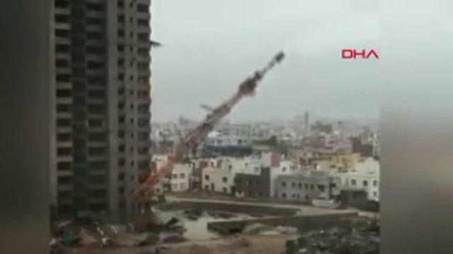 Hindistan’da kasırga, dev vinci binaların üzerine devirdi