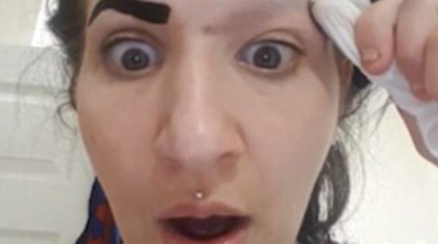 G&uuml;zelleşeyim derken, kaşlarını kaybetti