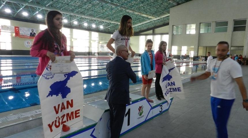 Vanlı kadın y&uuml;z&uuml;c&uuml;ler finale y&uuml;kseldi