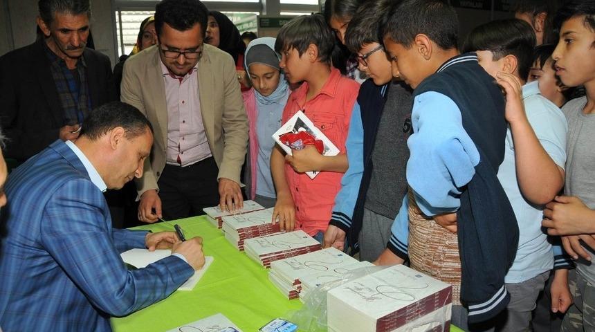 Akşehirli yazarlar kitapseverlerle buluştu