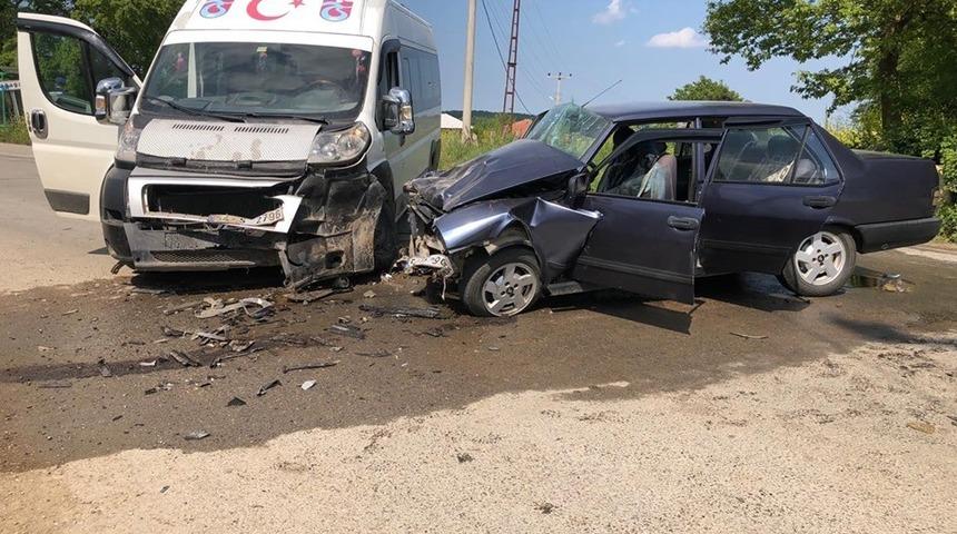 Minib&uuml;s ile otomobil &ccedil;arpıştı: 1 yaralı
