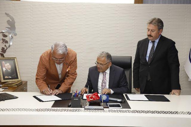 Başkan Büyükkılıç, Koleksiyoner Mehmet Akgül ile protokol imzaladı; Kayseri Müzeler Şehri Olacak