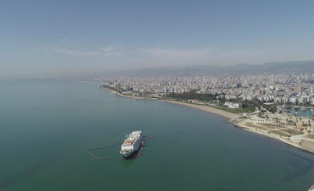 Karaya oturan gemiyi kurtarma çalışmaları havadan görüntülendi