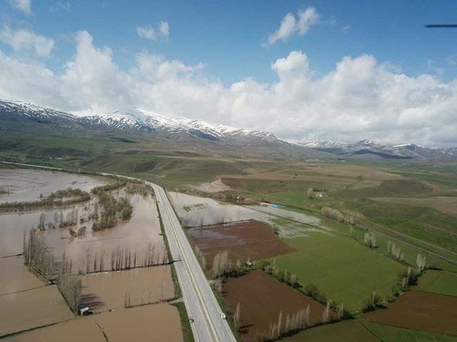 Karasu Nehri taştı, köy yolları ve tarlalar sular altına kaldı