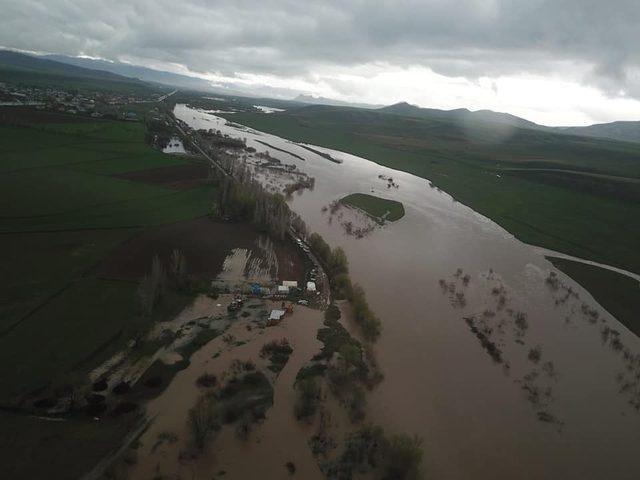 Karasu Nehri taştı, köy yolları ve tarlalar sular altına kaldı