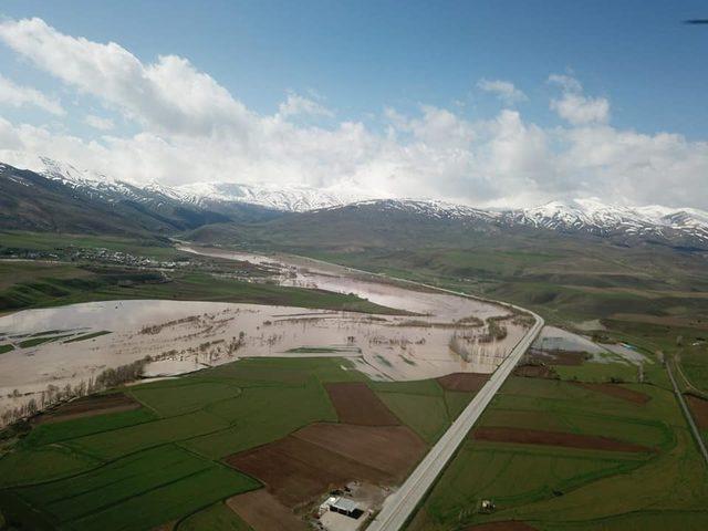 Karasu Nehri taştı, köy yolları ve tarlalar sular altına kaldı