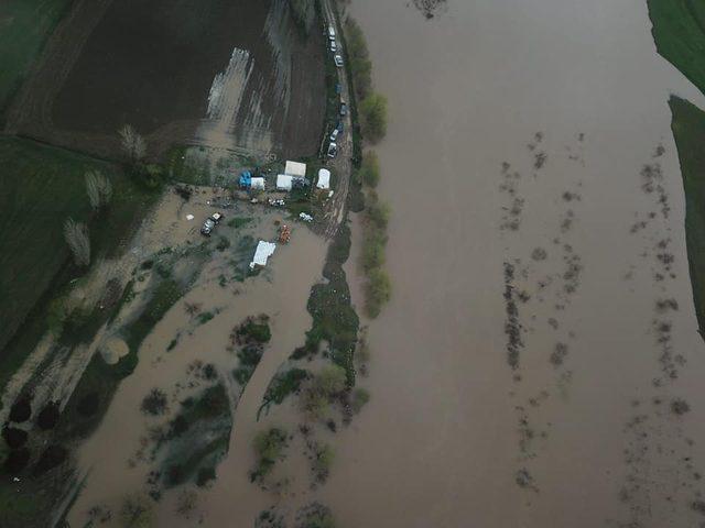 Karasu Nehri taştı, köy yolları ve tarlalar sular altına kaldı