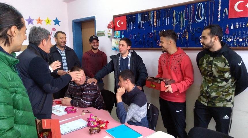 Şampiyon Bayburtspor futbolcularından &ouml;zel eğitim alan &ouml;ğrencilere ziyaret