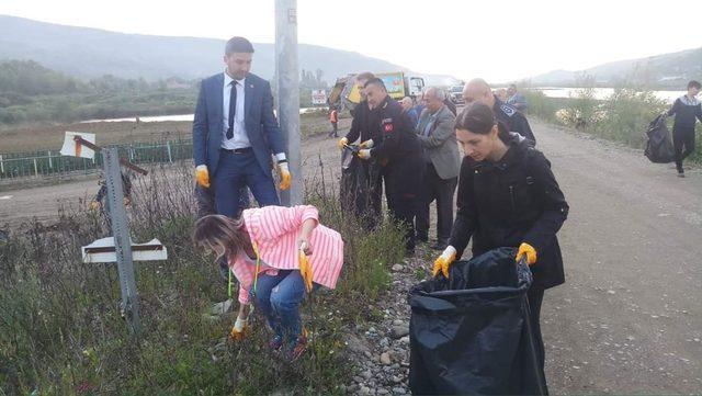 Vatandaşlar Filyos Irmağı’ndan 2 ton çöp topladı