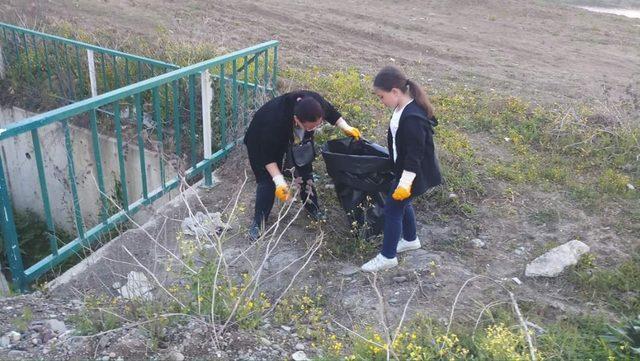 Vatandaşlar Filyos Irmağı’ndan 2 ton çöp topladı