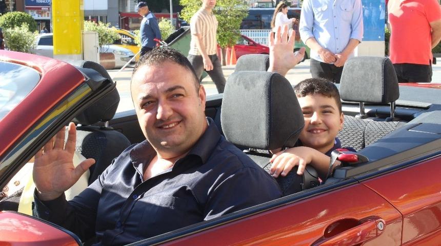 Yeğeni i&ccedil;in yaptığı alışverişten son model spor otomobil kazandı