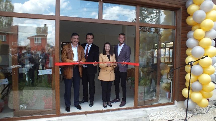 Eski başkan ile yeni başkan birlikte kurdele kesti