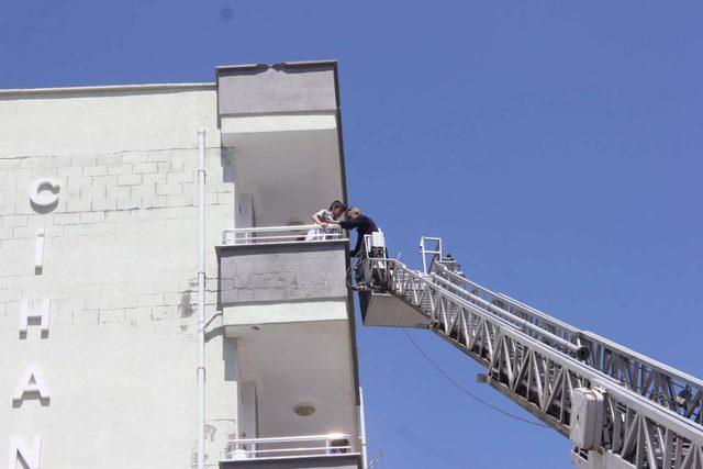 Apartmanda yangın çıktı, üst katlarda mahsur kalanları itfaiye kurtardı