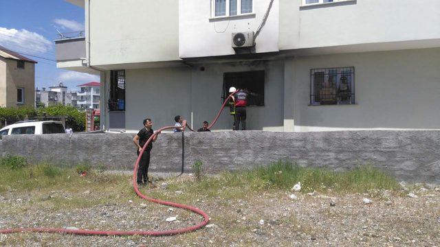 Apartmanda yangın çıktı, üst katlarda mahsur kalanları itfaiye kurtardı