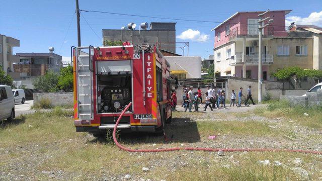 Apartmanda yangın çıktı, üst katlarda mahsur kalanları itfaiye kurtardı