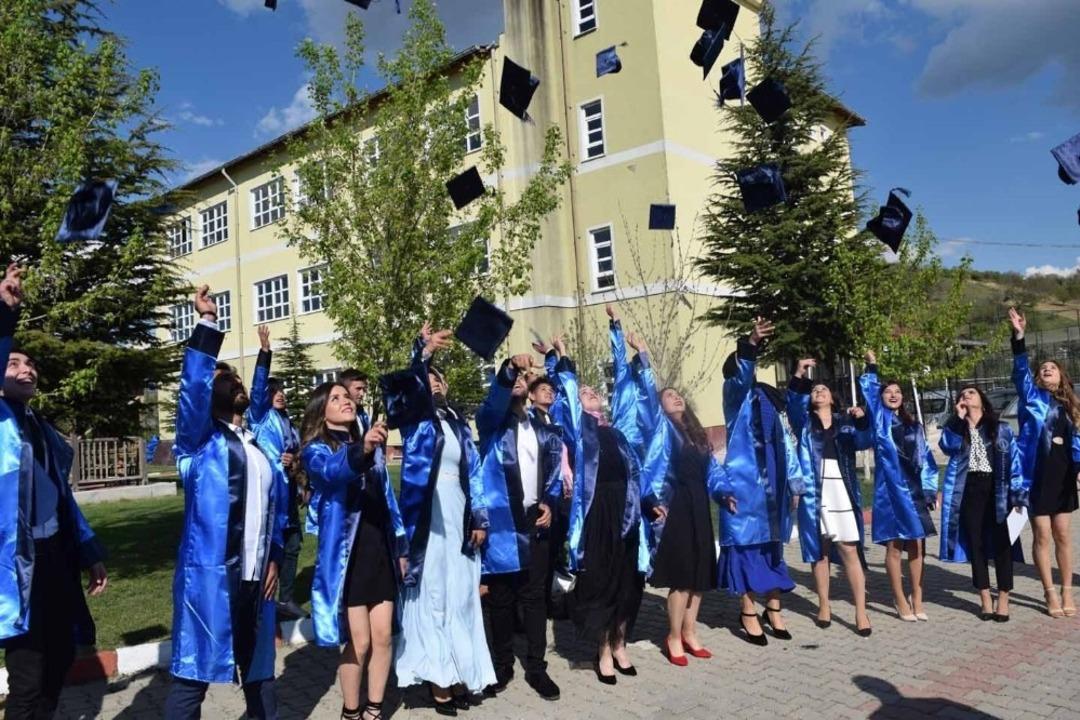 DP&Uuml; Pazarlar Meslek Y&uuml;ksekokulu&rsquo;nda mezuniyet coşkusu