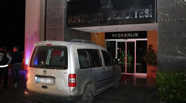 Alkoll&uuml; s&uuml;r&uuml;c&uuml; ara&ccedil;la belediyeye girmeye &ccedil;alıştı 1