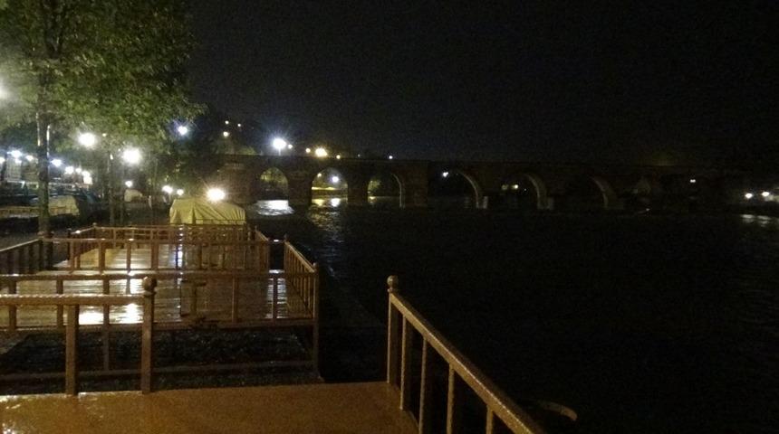 Bir kadının Dicle nehrine atlayarak intihar ettiği iddiası arama-kurtarma ekiplerini alarma ge&ccedil;irdi