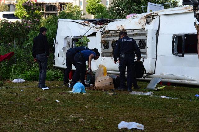 Adana'da yolcu otobüsü devrildi: 2 ölü, 29 yaralı (3)