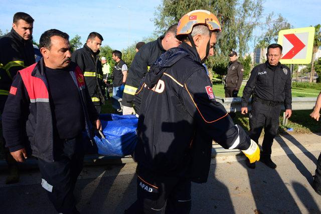 Adana'da yolcu otobüsü devrildi: 2 ölü, 29 yaralı (3)