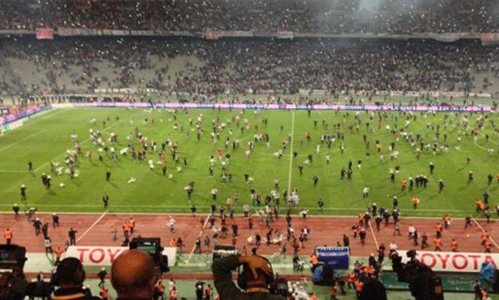 4- TARAFTARLAR SAHAYA GİRDİ | Olimpiyat Stadı'nda oynanan 2013 yılındaki derbide Beşiktaş taraftarı sahaya indi. Galatasaray 2-1 öndeyken bir anda yeşil sahayı dolduran Beşiktaşlılar sandalyelerle güvenliklere saldırdı. Sonuç: Beşiktaş 3-0 mağlup sayıldı.
