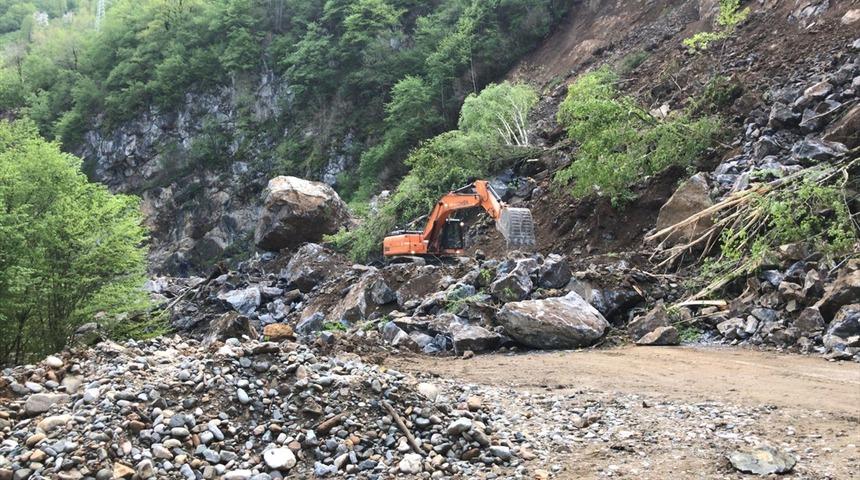 Giresun'da heyelan karayolu ulaşımını kapattı
