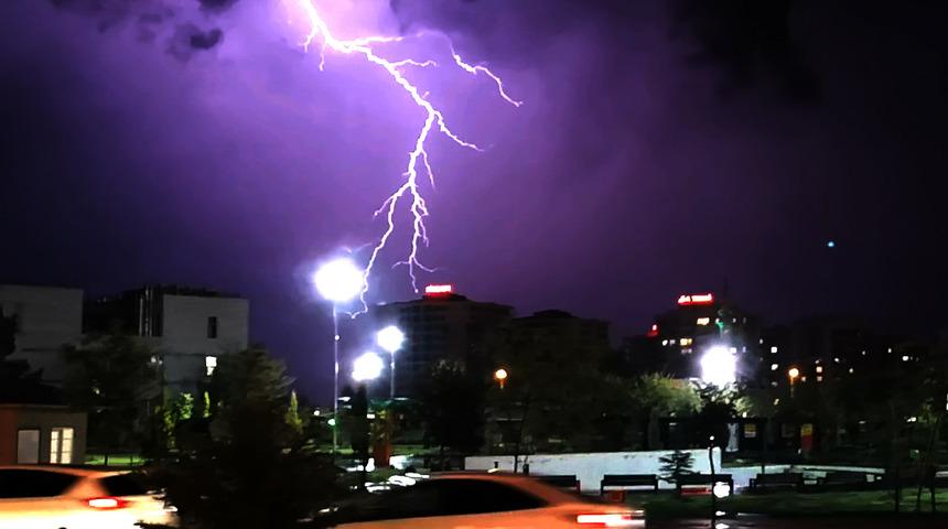 Diyarbakır'da şimşekler geceyi aydınlattı