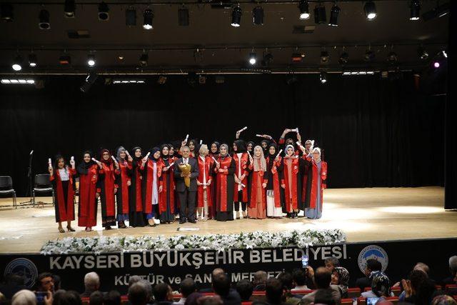 Başkan Büyükkılıç, Kayseri Kız Anadolu İmam Hatip Lisesi’nin mezuniyet törenine katıldı