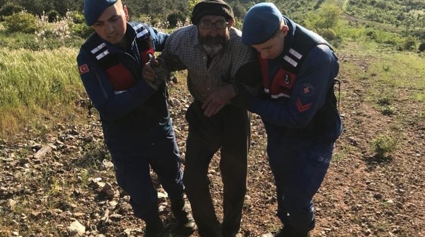 Ormanda kaybolan yaşlı adam bulundu