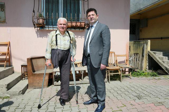 Dolandırılan yaşlı adama Ataşehir Belediyesi’nden tekerlekli sandalye