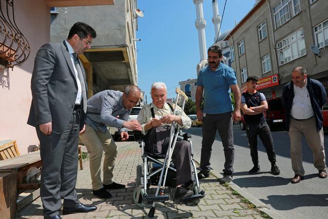 Dolandırılan yaşlı adama Ataşehir Belediyesi’nden tekerlekli sandalye