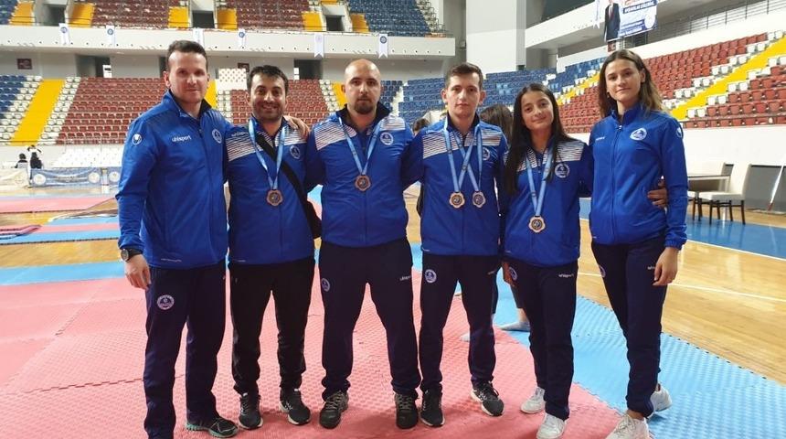 Kağıtsporlu işitme engelli karateciler, 5 madalya ile d&ouml;nd&uuml;