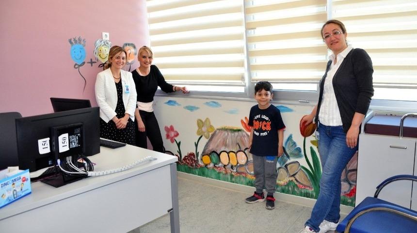 &Ccedil;ocuklar i&ccedil;in hastaneyi eğlenceli hale getirdiler