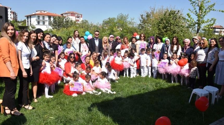 Akademili miniklerden annelerine s&uuml;rpriz kutlama