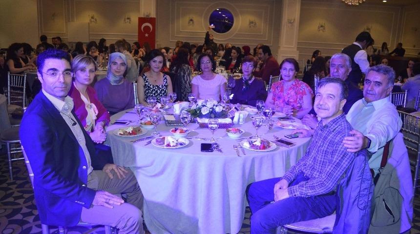 &Ouml;zel &Uuml;mit&rsquo;ten hemşirelere &ouml;zel kutlama