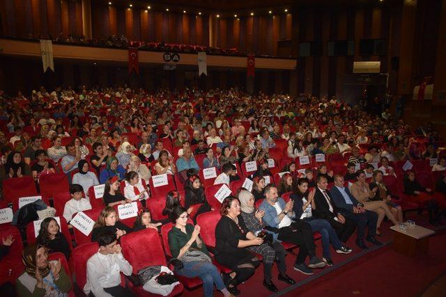 İzmit Belediyesi Drama Okulu öğrencilerinden yılsonu gösterisi