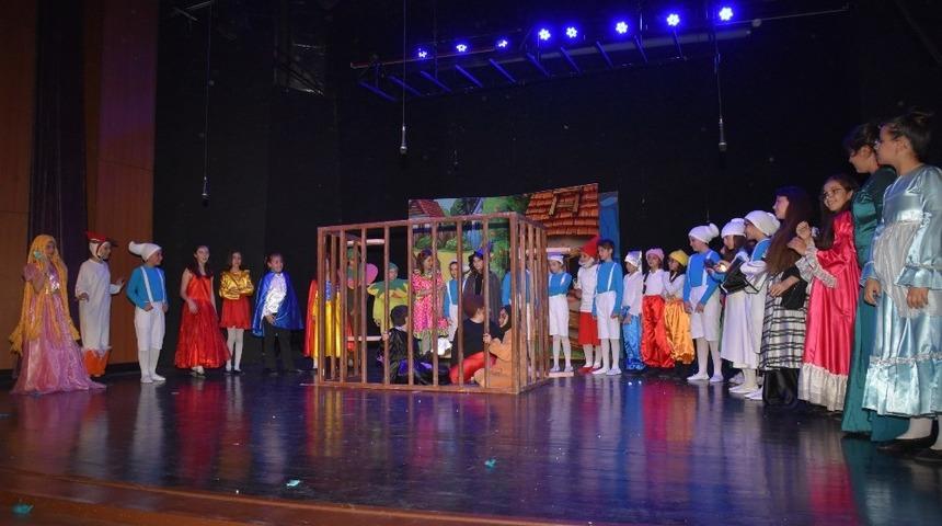 İzmit Belediyesi Drama Okulu &ouml;ğrencilerinden yılsonu g&ouml;sterisi