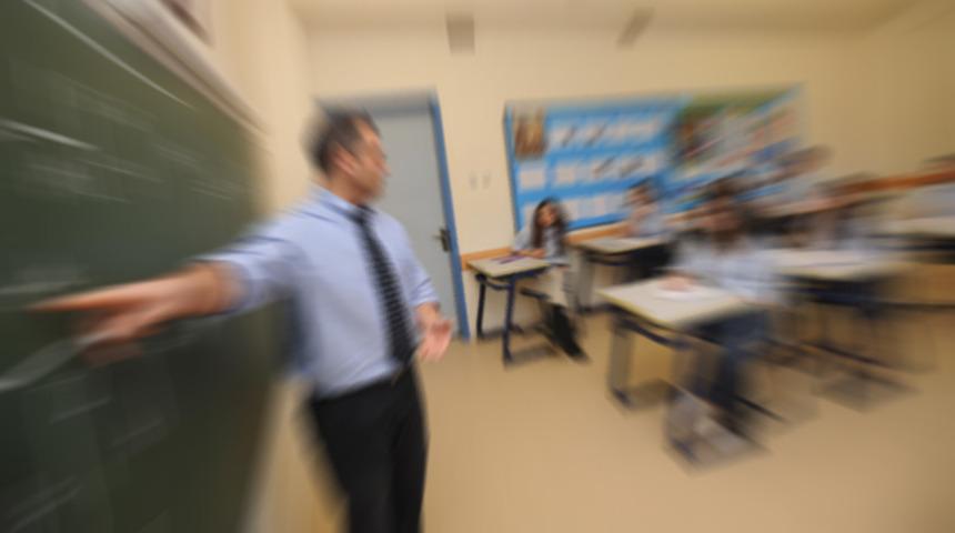 &Ouml;ğretmen derste cinsel i&ccedil;erikli film izlerken &ouml;ğrencilere yakalandı!