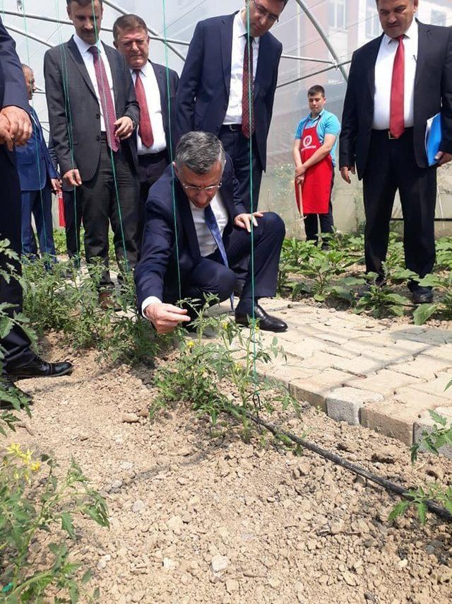 Vali Bektaş lise öğrencilerine tavsiyelerde bulundu