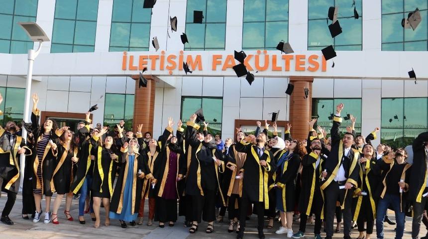 İletişim Fak&uuml;ltesinde mezuniyet coşkusu