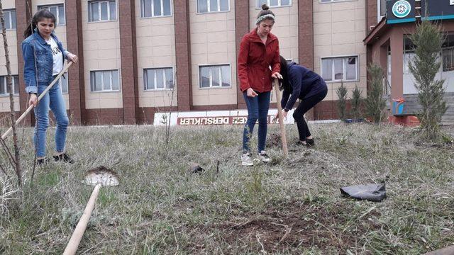 Kafkas Üniversitesi  öğrencileri fidan dikti