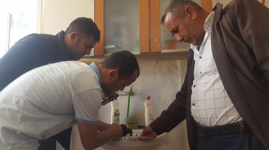 Caminin &ccedil;atısında mahsur kalan Ser&ccedil;e&rsquo;yi vatandaşlar kurtardı