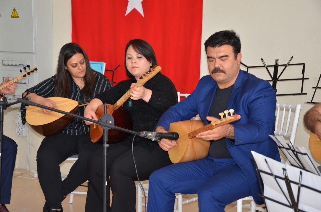 Kırkağa&ccedil; Halk Eğitim Merkezinin sergisinde &ccedil;i&ccedil;ekler a&ccedil;tı