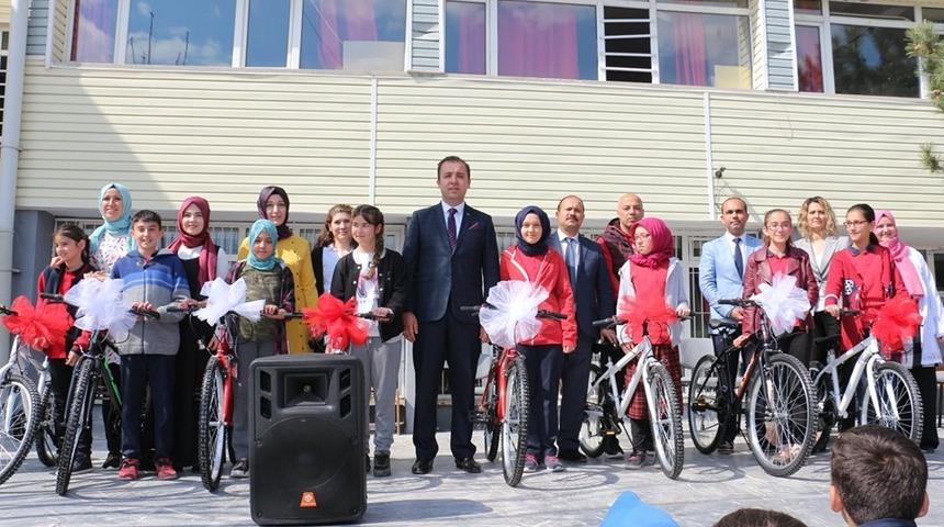 Başarılı &ouml;ğrenciler &ouml;d&uuml;llendirildi